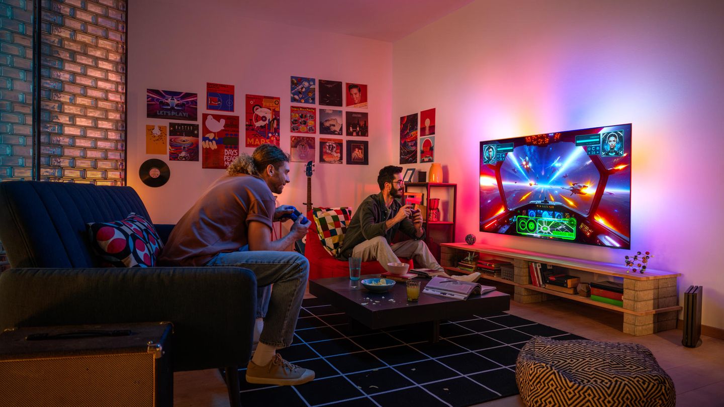 IFA 2024: Zwei Männer spielen an einem Philips OLED+955 Fernseher ein Videospiel