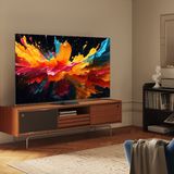 IFA 2024: Ein Hisense A85N Fernseher steht in einem Wohnzimmer