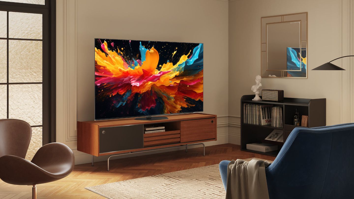 IFA 2024: Ein Hisense A85N Fernseher steht in einem Wohnzimmer