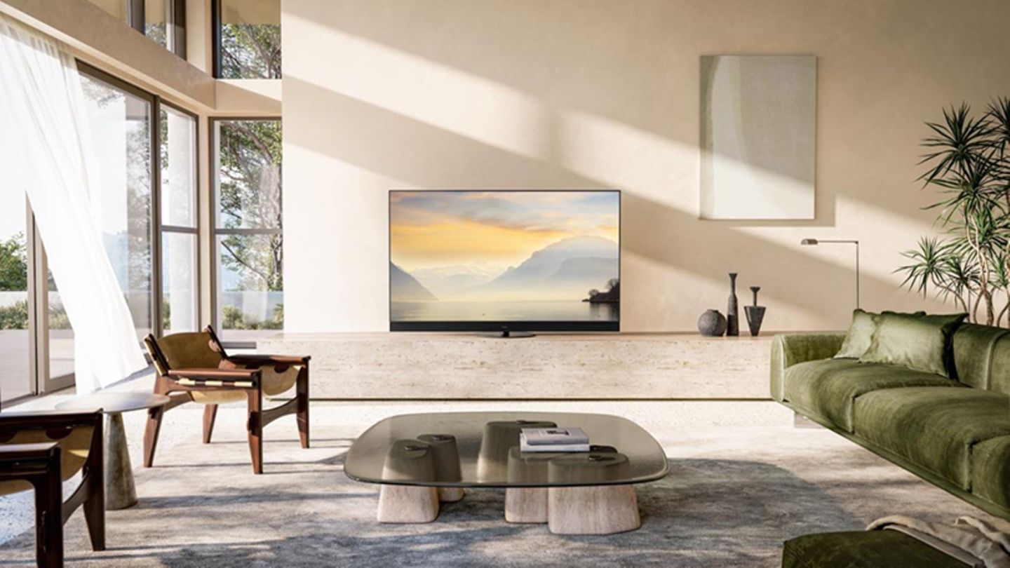 IFA 2024: In einem Wohnzimmer steht ein Panasonic Z95A Fernseher