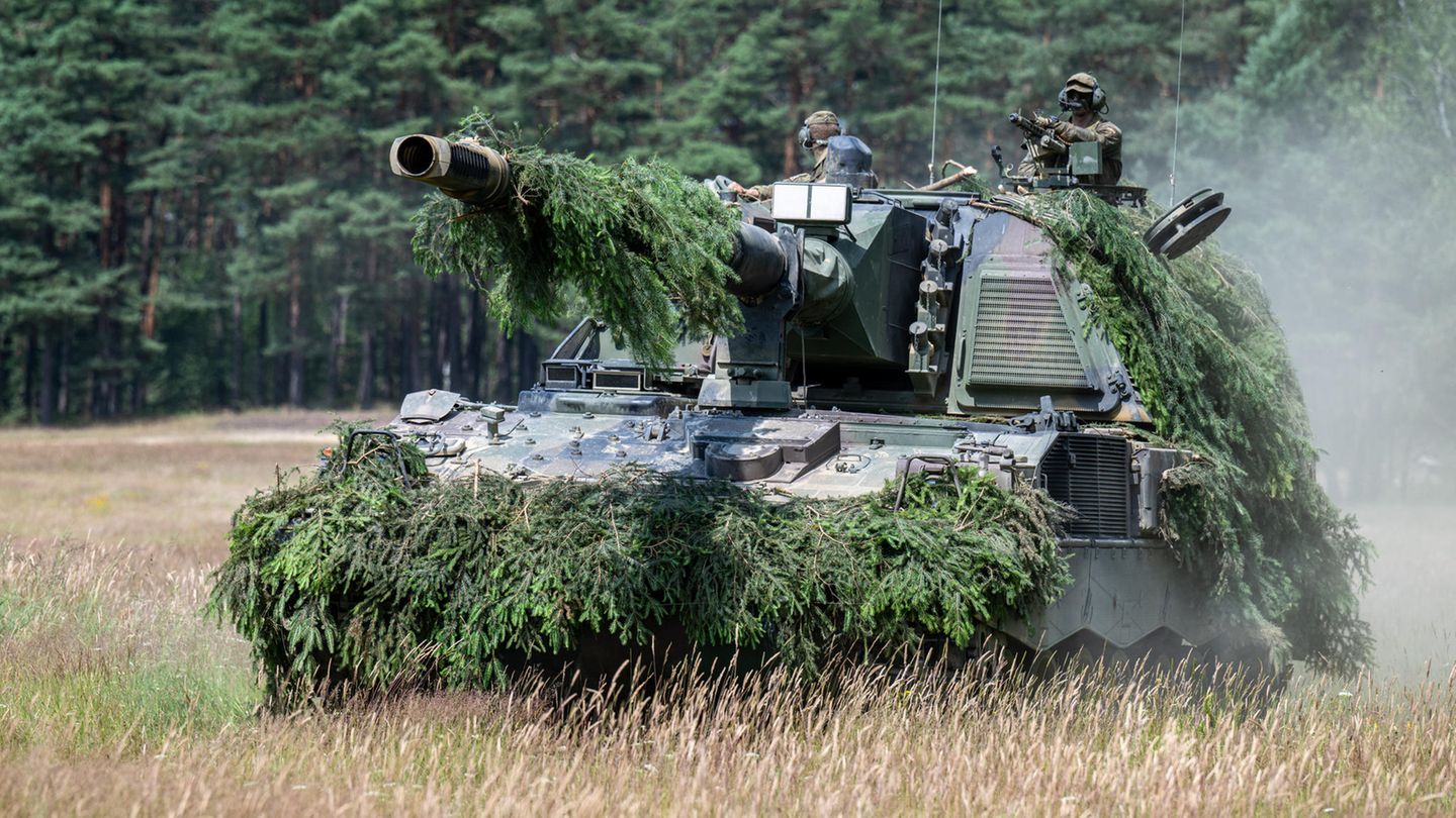 Eine Panzerhaubitze 2000 auf einem Übungsplatz