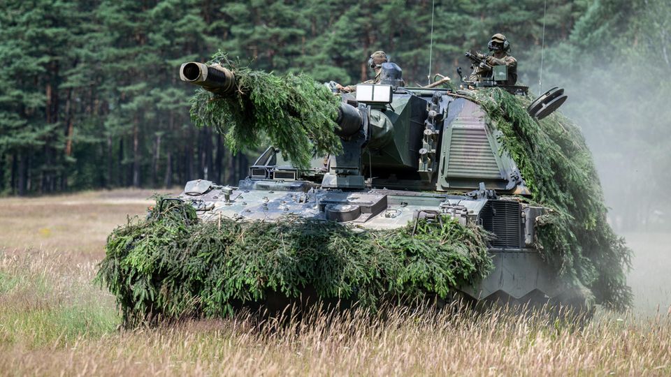 Eine Panzerhaubitze 2000 auf einem Übungsplatz