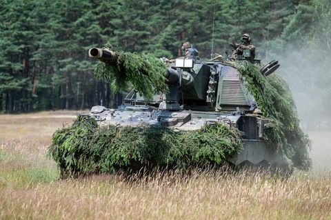 Eine Panzerhaubitze 2000 auf einem Übungsplatz