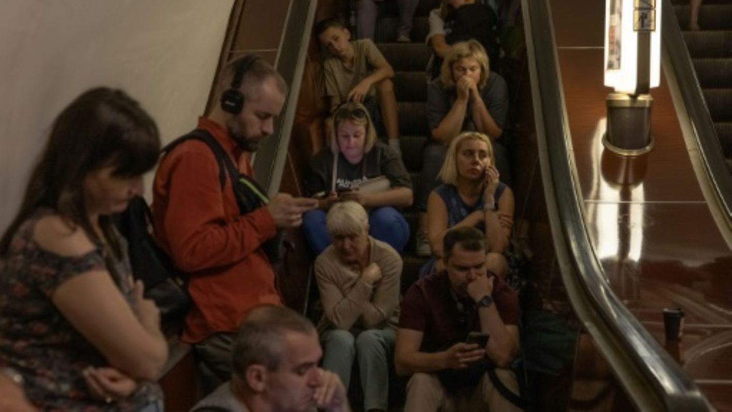 Bürger von Kiew suchen am 26. August in einer Metro Schutz vor russischen Luftangriffen