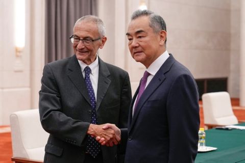 Podesta (l.) und Wang in Peking