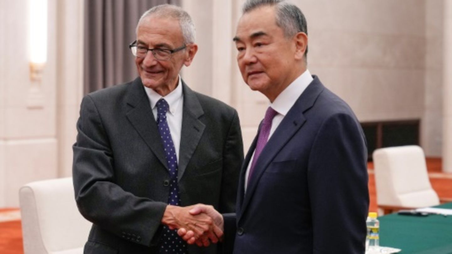 Podesta (l.) und Wang in Peking