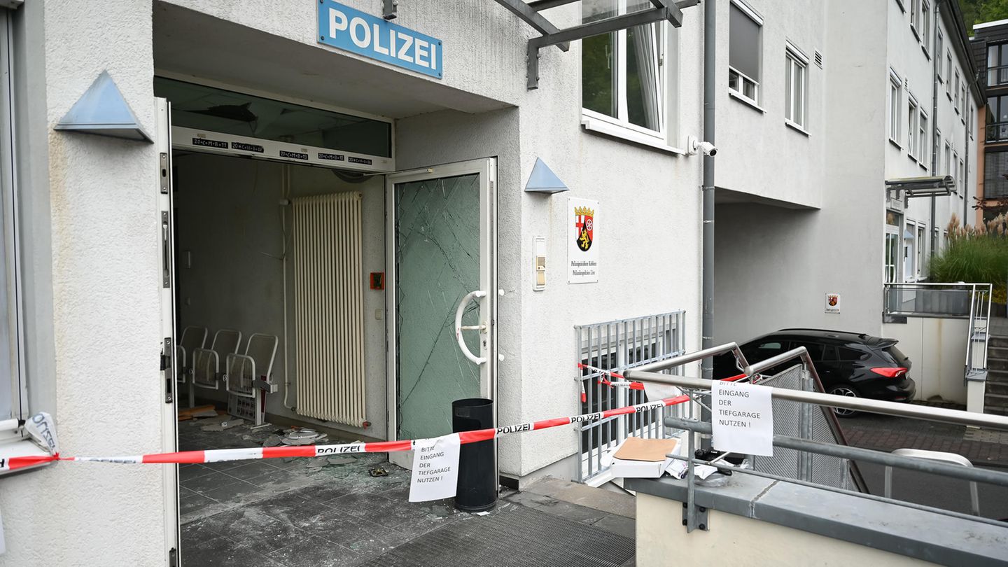 Der Eingang zur Polizeiinspektion in Linz in Rheinland-Pfalz ist nach dem Macheten-Angriff abgesperrt