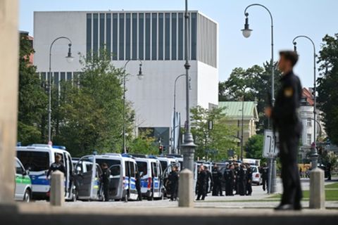 Polizisten vor dem NS-Dokumentationszentrum