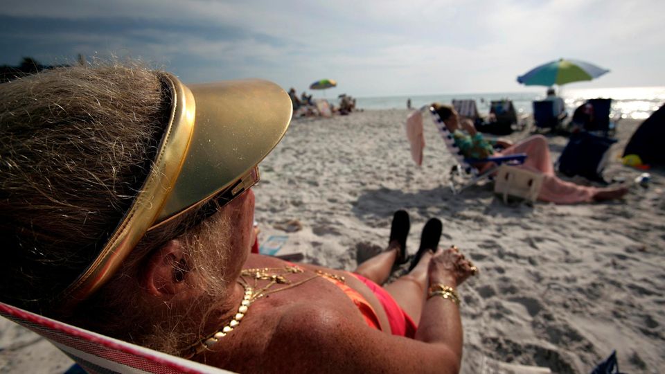 Riester-Rente: Eine Rentnerin liegt auf einer Sonnenliege am Strand