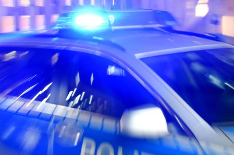 Wittenberg Auf einem Kombi der Polizei blinkt Blaulicht