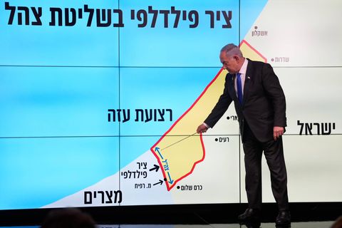Israels Premierminister deutet mit einem Zeigestock auf die südliche Grenze des Gazastreifens zu Ägypten: Den Philadelphi-Korridor.