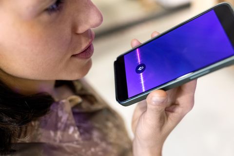 Eine Frau spricht in ihre Smartphone – lauscht Facebook mit?