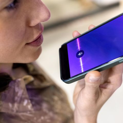 Eine Frau spricht in ihre Smartphone – lauscht Facebook mit?
