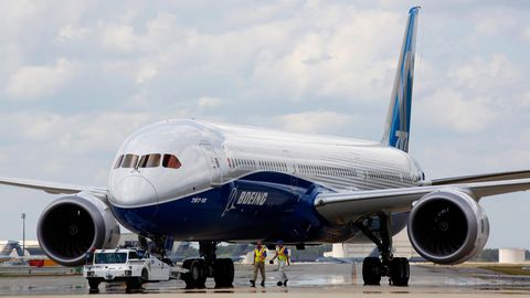 Eine Boeing 787 Dreamliner am Boden