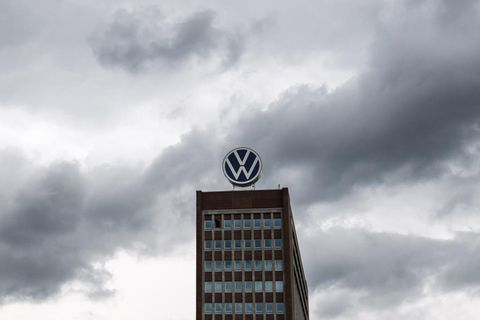 Dunkle Wolken ziehen über das Markenhochhaus auf dem Gelände von VW