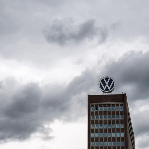 Dunkle Wolken ziehen über das Markenhochhaus auf dem Gelände von VW