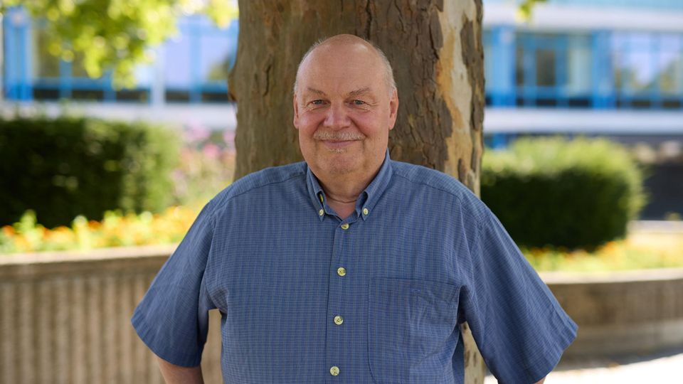 VW-Seelsorger Dirk Wagner vor einem Baum