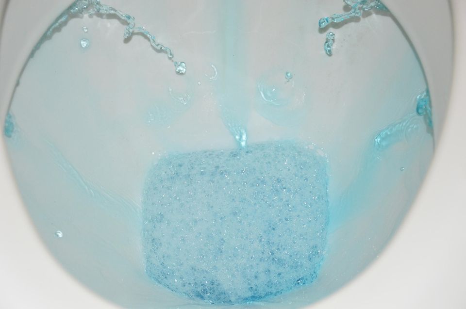 Mit dem WC-Star wird das Wasser in der Toilette blau