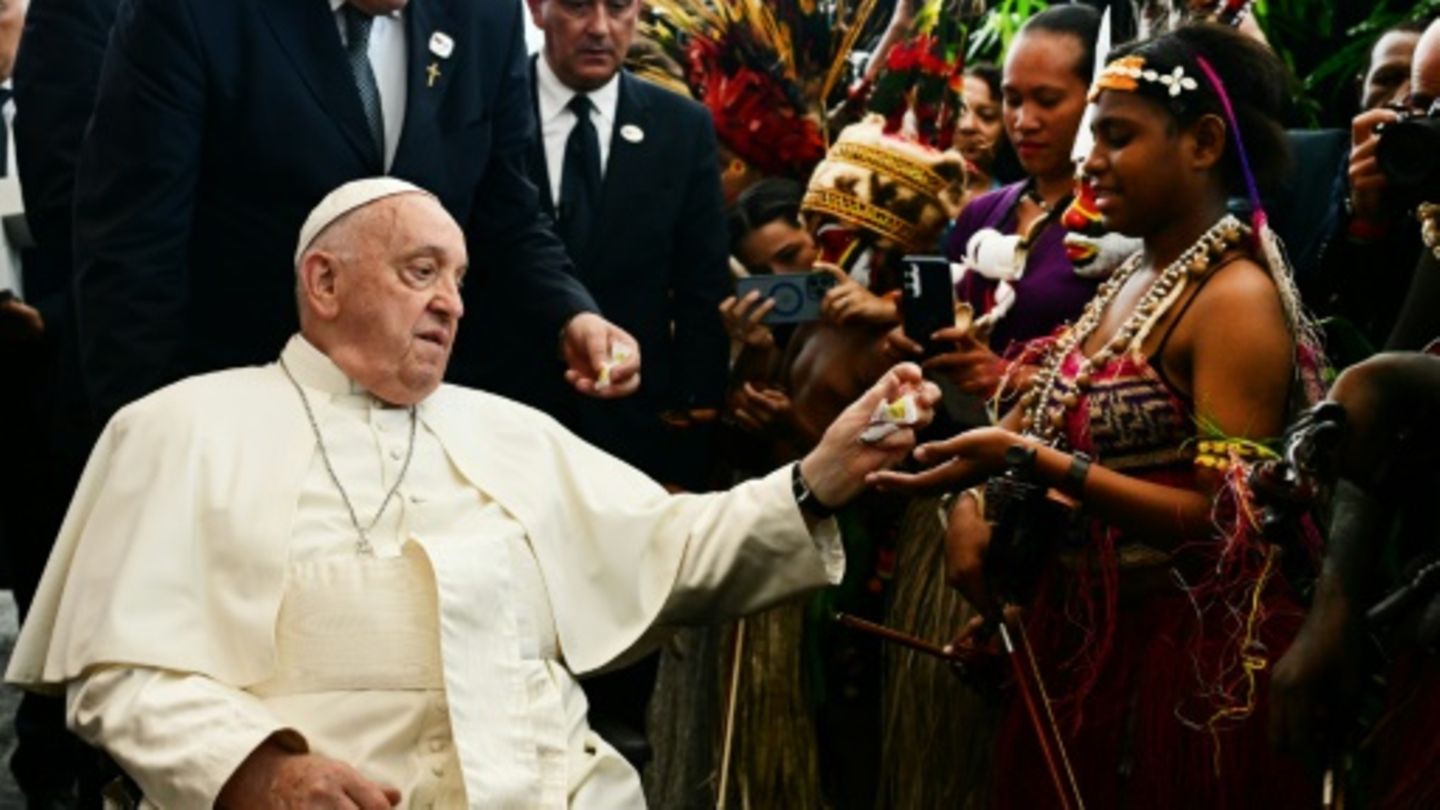 Papst Franziskus mit Musikern in Papua-Neuguinea