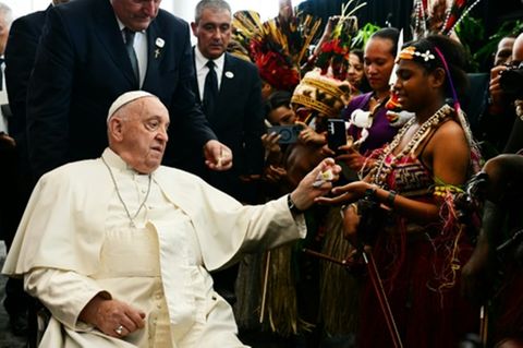Papst Franziskus mit Musikern in Papua-Neuguinea