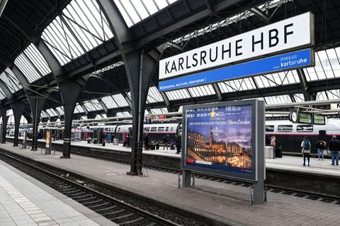 Ein Bahnsteig am Hauptbahnhof Karlsruhe