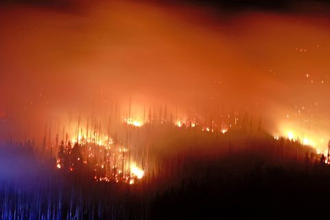 Wernigerode: Blick auf Flammen und Glutnester am Königsberg im Harz unterhalb des Brockens