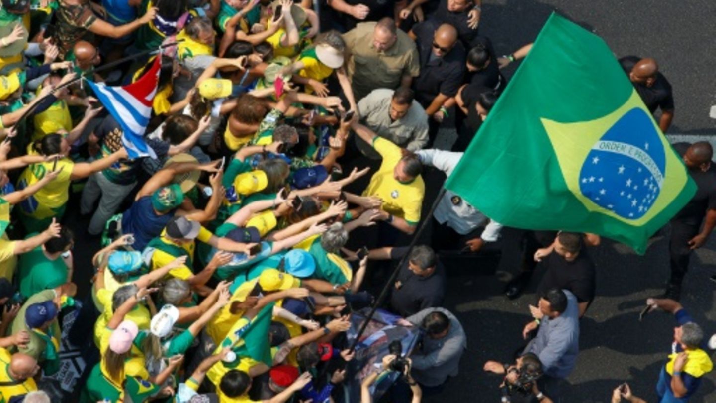 Former Brazilian president Jair Bolsonaro (C) greets supporters during an Independence Day rally in Sao Paulo, Brazil on Septemb