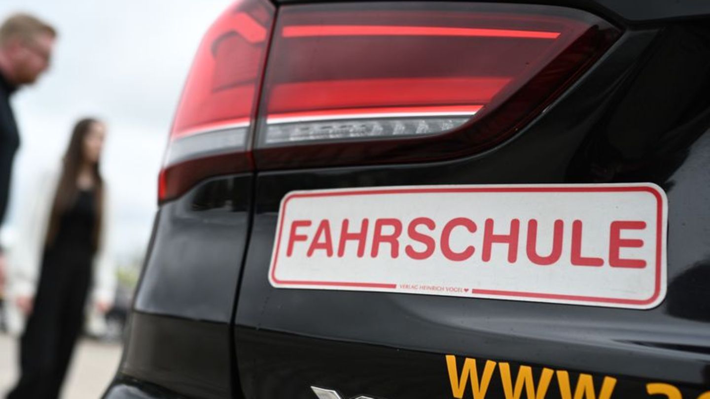 In der Region Lüneburg müssen Fahrschüler länger auf einen Prüfungstermin warten. (Archivbild) Foto: Lars Penning/dpa