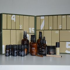 Der Junglück Adventskalender 2024 steht auf einem Tisch