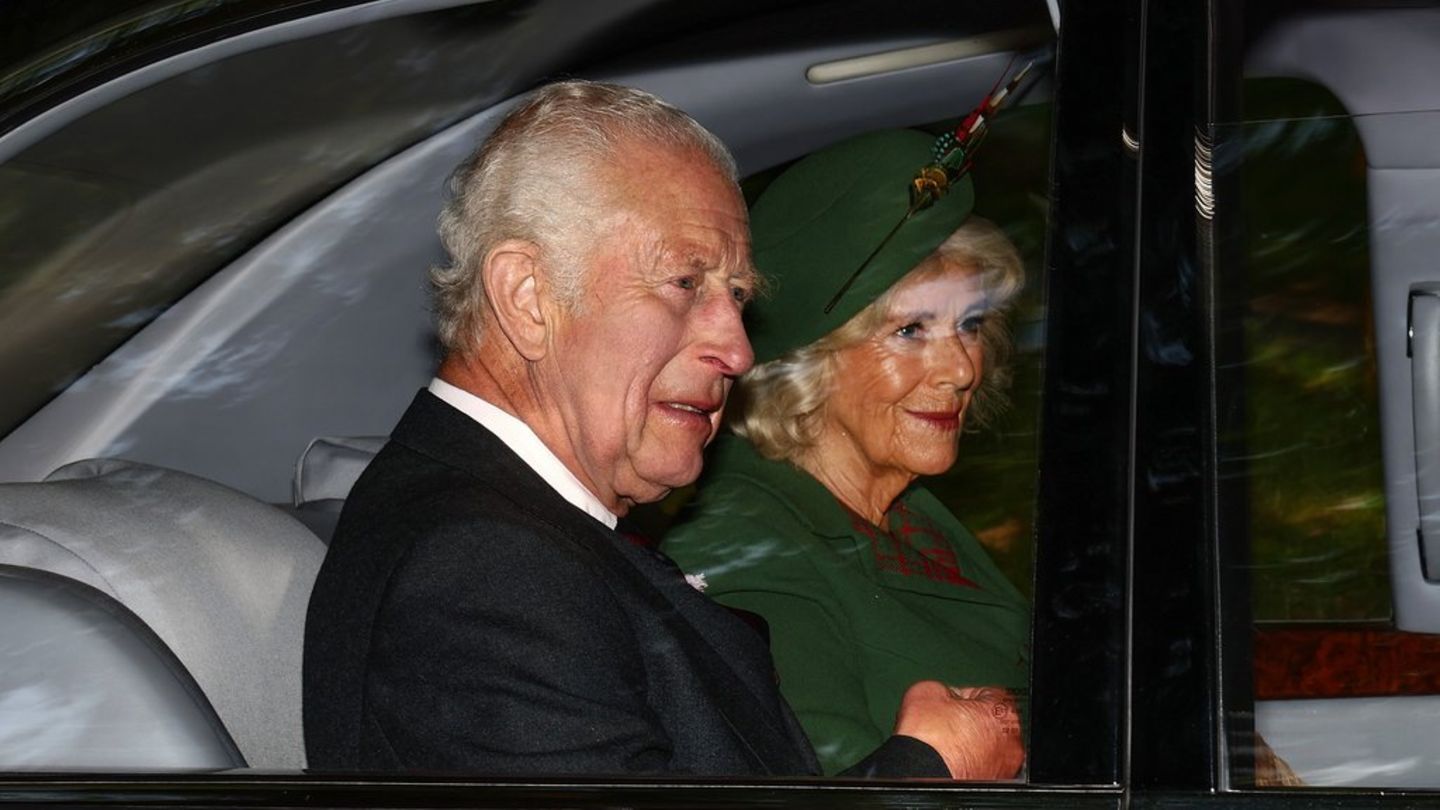 König Charles III. und Königin Camilla auf dem Weg zur kleinen Kirche Crathie Kirk.