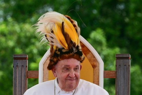 Papst Franziskus mit einem traditionellen Kopfschmuck