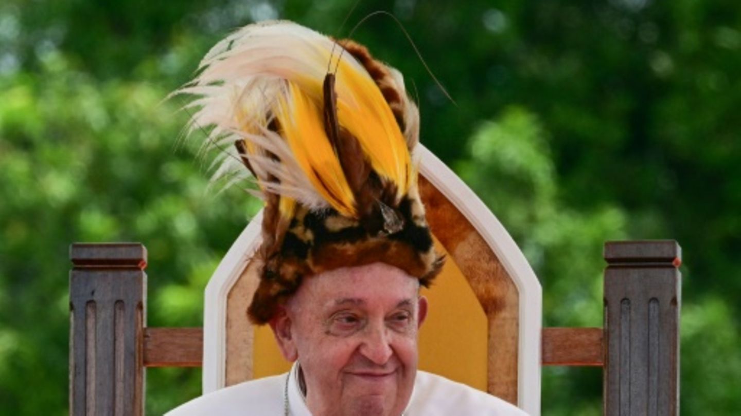 Papst Franziskus mit einem traditionellen Kopfschmuck
