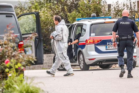 Polizisten im Einsatz in Neumarkt am Wallersee