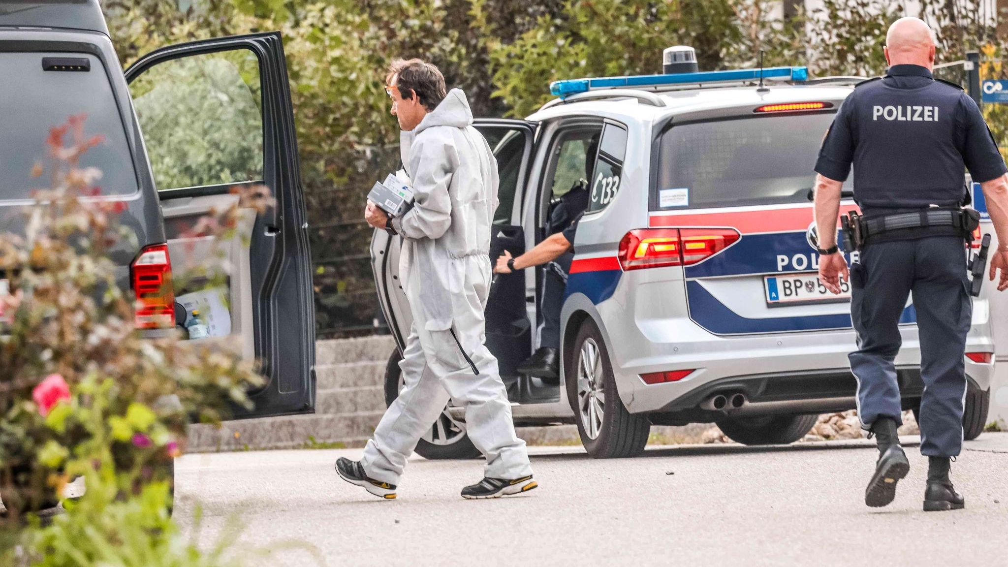 Polizisten im Einsatz in Neumarkt am Wallersee