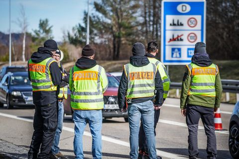 Asyldebatte Deutschland: Polizisten kontrollieren Fahrzeuge an der Grenze zu Österreich