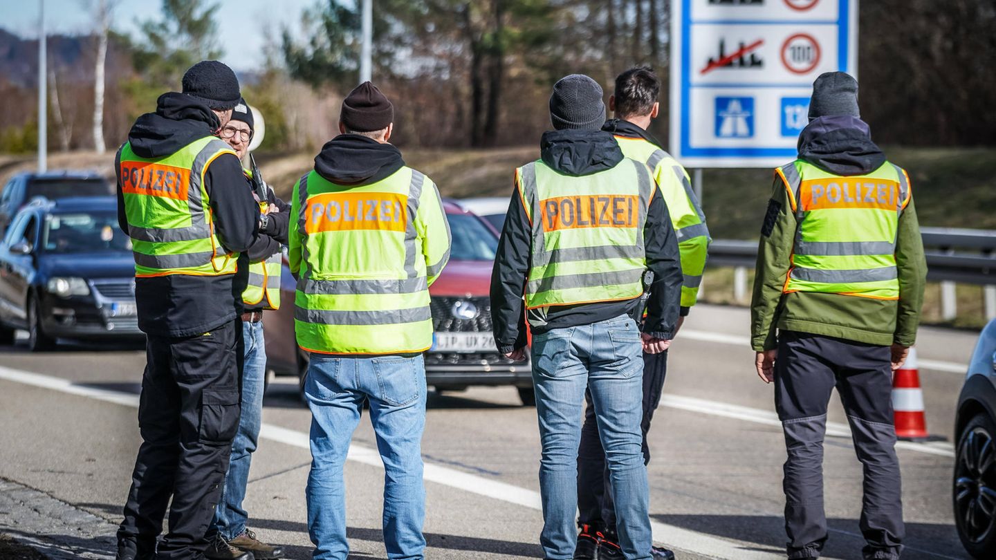 Asyldebatte Deutschland: Polizisten kontrollieren Fahrzeuge an der Grenze zu Österreich