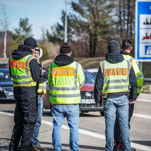 Asyldebatte Deutschland: Polizisten kontrollieren Fahrzeuge an der Grenze zu Österreich