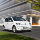 Kleiner weißer E-Wagen von VW