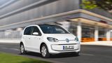Kleiner weißer E-Wagen von VW