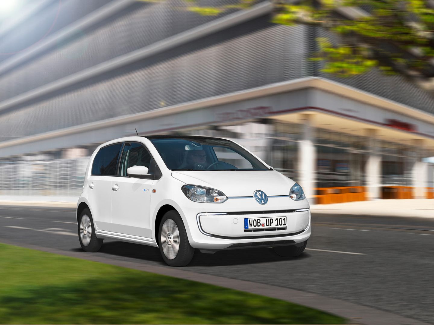 Kleiner weißer E-Wagen von VW
