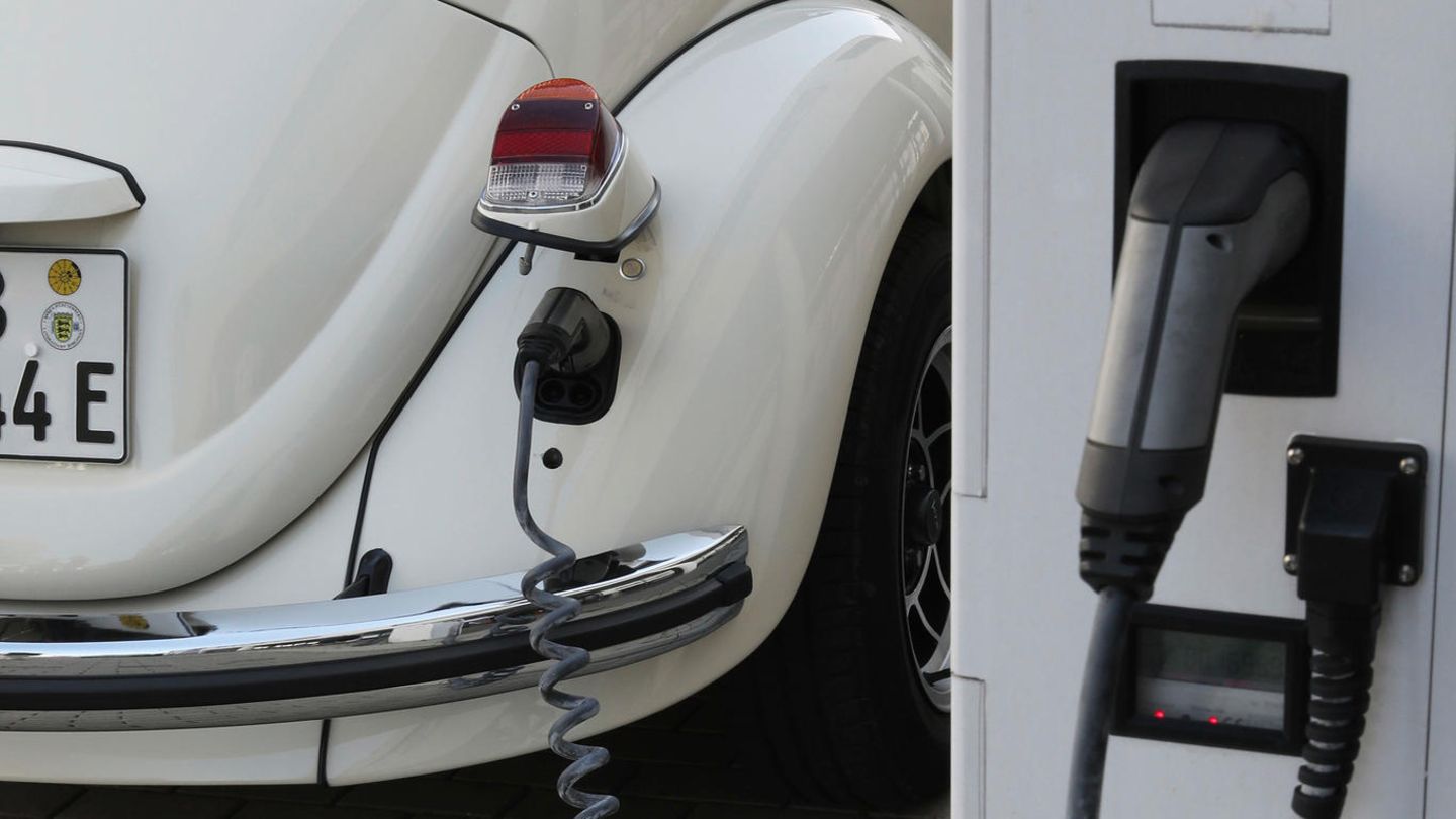2019 gab es den Käfer offiziell mit dem Antrieb des Elektro-Kleinwagens E-Up, also 82 PS, die den Wagen in gut acht Sekunden auf 80 Stundenkilometer brachten. Maximaler Speed: 150 km/h. Reichweite: gut 200 Kilometer. Billig war der E-Käfer nicht, allein die Bodengruppe für den E-Antrieb kostet 39.900 Euro. Ein altes, gut erhaltenes Chassis konnte man selbst mitbringen, ein Spezialist aus Renningen nahm den Umbau vor. Oder man kaufte für 99.000 Euro einfach ein fertiges, elektrisch angetriebenes Käfer-Cabrio. Es blieb ein Modell für Liebhaber