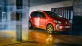 Die Nachfrage nach dem Zwerg war über die Jahre extrem gewachsen. Am Ende gab es Lieferzeiten von bis zu 16 Monaten. Ende 2020 nahm VW vorübergehend keine Bestellungen mehr an. 2022 tauchte der e-Up dann wieder auf, mit verbesserter Ausstattung: Serienmäßig gab es 15-Zoll-Alufelgen, Sitzheizung vorn, Tempomat, Einparkhilfe hinten, Rückfahrkamera und Klimaautomatik. Explodiert war der Preis: Der Wagen kostete zunächst 27.000 Euro, am Ende sogar fast 30.000 Euro. Kein guter Zeitpunkt, denn inzwischen war der Staatszuschuss von 9000 auf 6750 Euro gesunken. Im Oktober 2023 lief der letzte e-Up im Volkswagen-Werk Bratislava vom Band. Preis: im Gebrauchtwagenhandel immer noch hoch