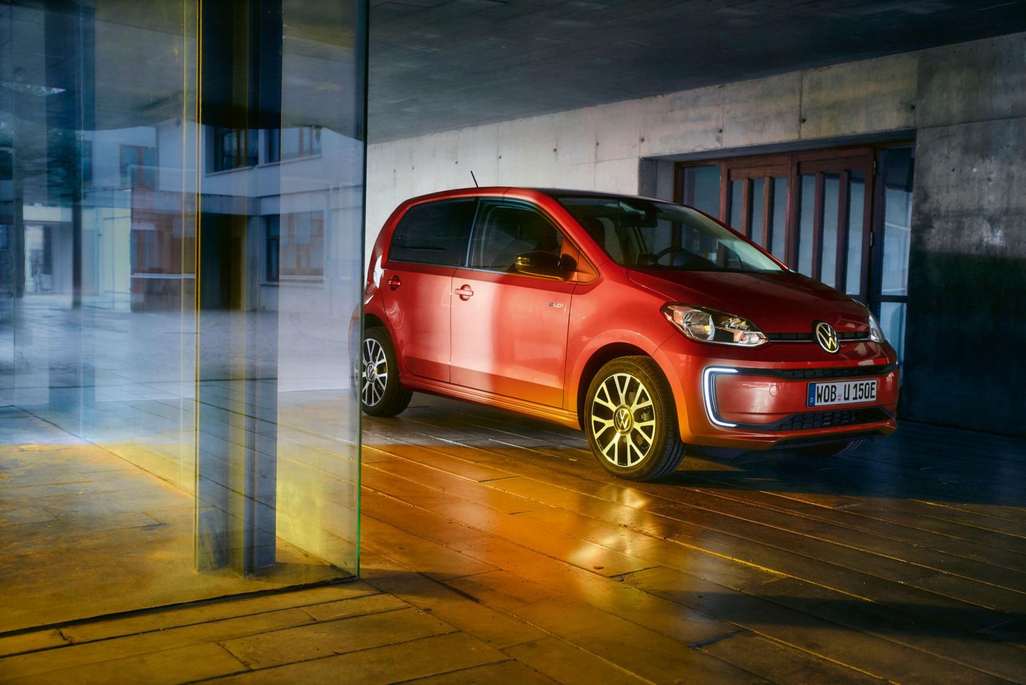 Der e-Up (neu) Die Nachfrage nach dem Zwerg war über die Jahre extrem gewachsen. Am Ende gab es Lieferzeiten von bis zu 16 Monaten. Ende 2020 nahm VW vorübergehend keine Bestellungen mehr an. 2022 tauchte der e-Up dann wieder auf, mit verbesserter Ausstattung: Serienmäßig gab es 15-Zoll-Alufelgen, Sitzheizung vorn, Tempomat, Einparkhilfe hinten, Rückfahrkamera und Klimaautomatik. Explodiert war der Preis: Der Wagen kostete zunächst 27.000 Euro, am Ende sogar fast 30.000 Euro. Kein guter Zeitpunkt, denn inzwischen war der Staatszuschuss von 9000 auf 6750 Euro gesunken. Im Oktober 2023 lief der letzte e-Up im Volkswagen-Werk Bratislava vom Band. Preis: im Gebrauchtwagenhandel immer noch hoch