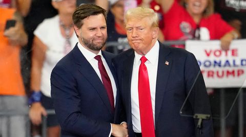 Donald Trump und J. D. Vance schütteln sich bei bei einer Wahlkampfveranstaltung die Hände