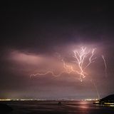 Blitze über Hongkongs Nachthimmel kündigen den Taifun Yagi an