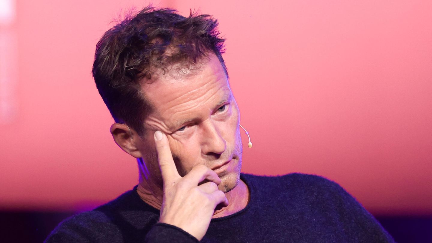 Til Schweiger wartend im Portrait