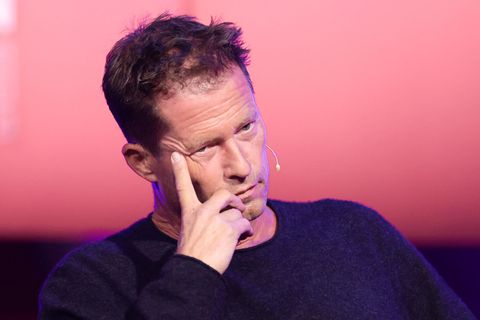 Til Schweiger wartend im Portrait