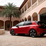 Dieses Auto sollte der Golf des E-Zeitalters werden. ID steht für "intelligentes Design". 2019 wurde der Wagen auf der IAA präsentiert. Reichweite: ab 330 Kilometer. Basispreis: knapp 40.000 Euro. VW strotzte vor Selbstbewusstsein: Wer eine "1st-Edition“ haben wollte, musste gar für (rückzahlbare) 1000 Euro einen Produktionsslot reservieren.   Doch der Start des ID.3 war ein Desaster. Im September 2020 wurden die ersten Exemplare der "1st-Edition“ ausgeliefert. Der Wagen fuhr zwar gut, aber die Software für Fahrassistenten, Navi und Multimedia versagte oft kläglich. Der Innenraum: ein Meer aus Hartplastik. Die Innenseite der Motorhaube schien mit einer Sprühdose lackiert worden zu sein. Das Design: konventionell gegenüber der aufkommenden Konkurrenz. Hinzu kamen Lieferengpässe wegen Corona. Die Auslieferung des ID.3 musste zeitweise gestoppt werden. Der damalige Vorstandschef Herbert Diess musste auch wegen dieser Pleite nach heftigem Streit mit dem Aufsichtsrat seinen Stuhl als VW-Markenchef räumen.  2023 kam eilig in Facelift auf den Markt, mit deutlich besserer Qualität. Inzwischen wurde der ID.3 noch einmal überarbeitet. Neuerdings gibt es auch eine GTX-Variante (Foto), das Pendant zum alten Golf GTI. Sie leistet 286 oder 326 PS und wird von der Fachwelt gefeiert. Vor allem die neue Software-Version 5, die es peu à peu in allen neuen VW-E-Modellen gibt, gilt als eine der besten in der globalen E-Fahrzeugwelt. Preis: rund 37.000 Euro   