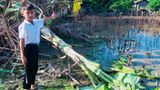 In Laos zeigt ein neunjähriger Junge die Schäden, die der Taifun in seinem Dorf hinterlassen hat