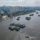 In der Nähe des Hafens Kaikou haben Schiffe festgemacht